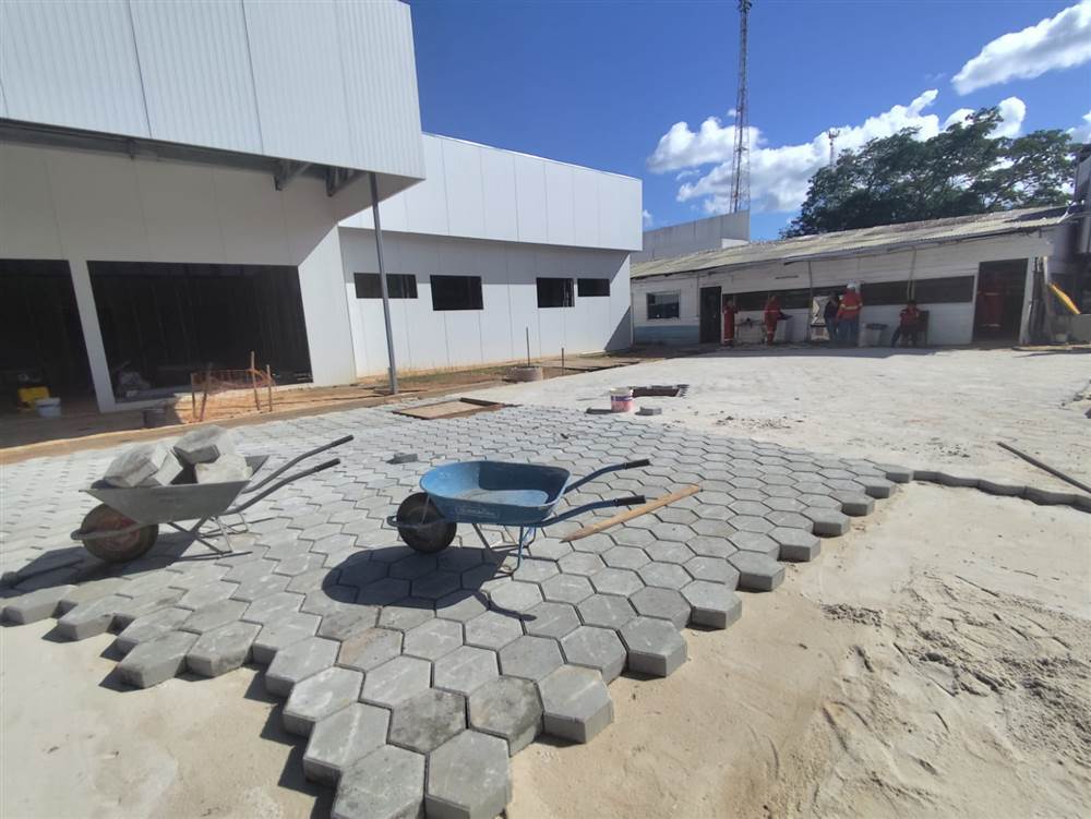 Pátio externo pavimentado do Hospital Geral de Santana