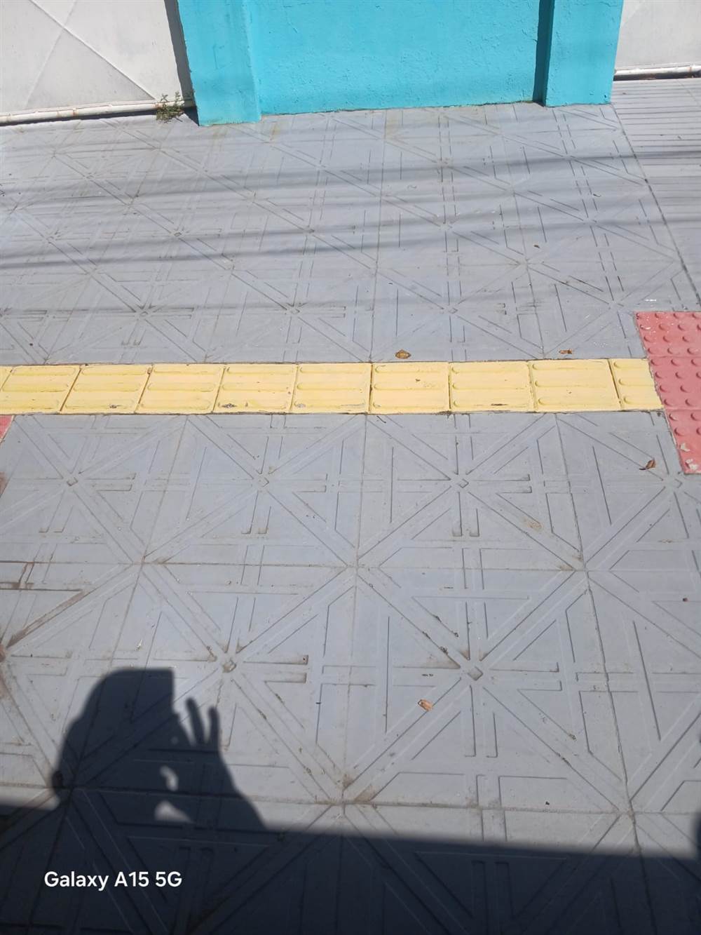 Calçada acessível com piso tátil no Residencial SanMarino