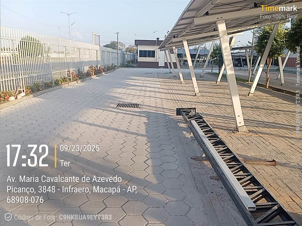 Estacionamento do TRT com piso sextavado