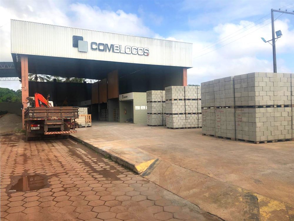 Fachada da fábrica ComBlocos em Macapá/AP, com blocos de concreto paletizados