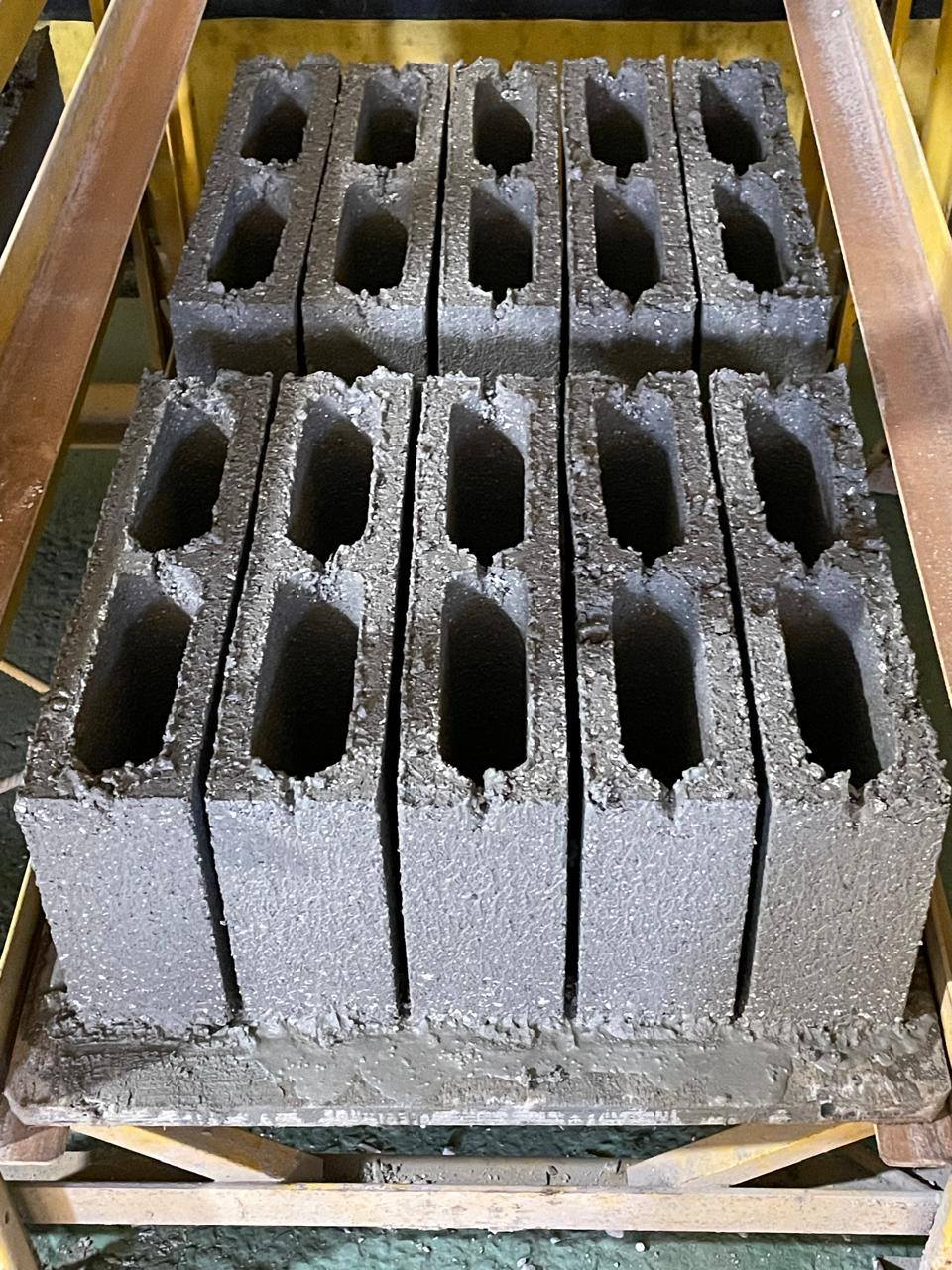 Blocos de concreto vibroprensados no molde