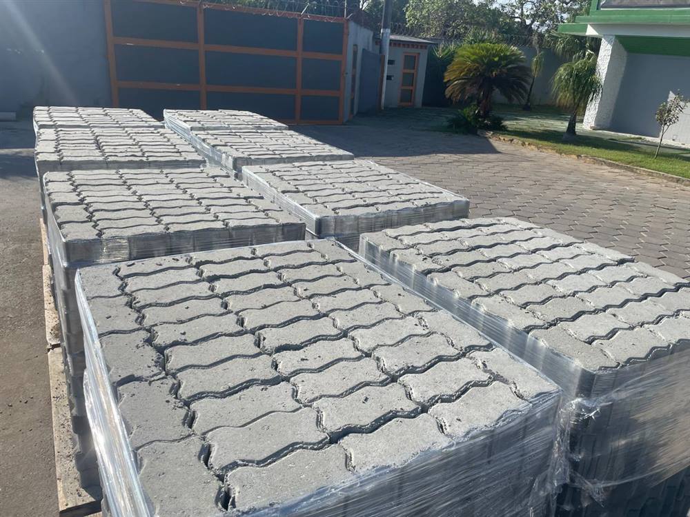 Pisos intertravados (paver) paletizados no pátio da ComBlocos